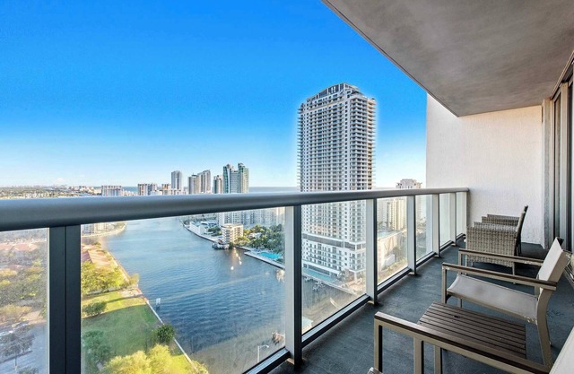 26th Floor - Water Views With Balcony
