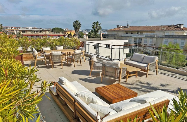 27. 2-bedroom apt with balcony, private roof terrace, parking and pool