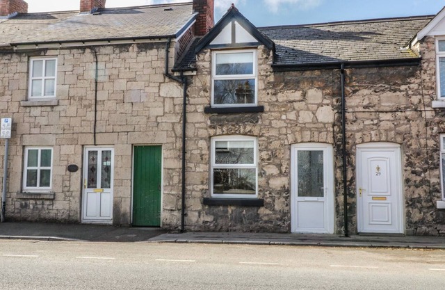27 BORTHYN, pet friendly, country holiday cottage in Ruthin
