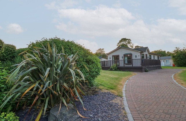 27 BROCKLEHURST, pet friendly, with a garden in Oakham