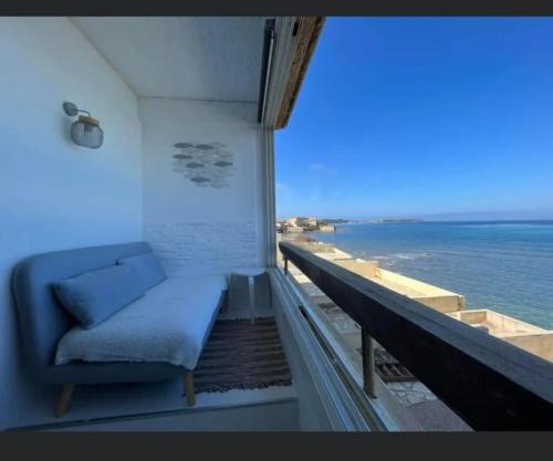 27m with terrace - first row sea view