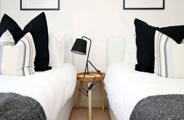 28 Alicia New Way by Mia Living (2 bedroom apartment with free street parking)