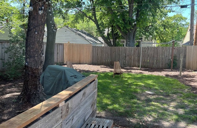 28 day minimum stay. Charming Cottage Retreat in the Heart of Wichita