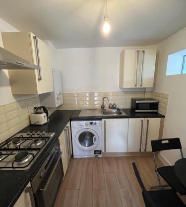 2BD Apt East London Sleeps 7!