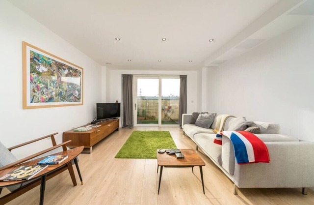 2BD Flat 4mins to Excel Centre Fast City Links