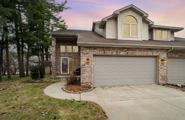 2bed 1 1/2 bath plus office with Futon, nice area of Saginaw! Sleep up to 6 ppl