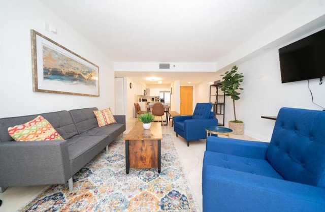 2Bed 2 Bath Airbnb Friendly building with Pool, Hot Tub, and Gym