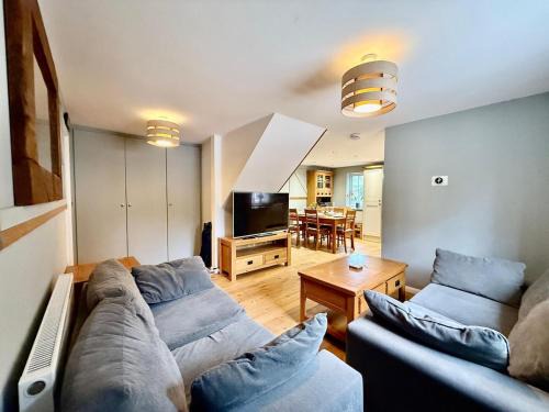 2Bed Cottage Near Odiham Castle Scenic Field Views