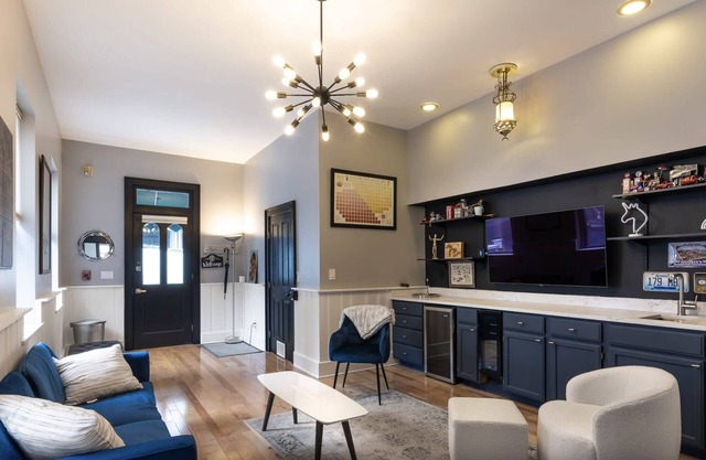 2BR 2.5BA Retreat – Wet Bar, Deck, Private Parking