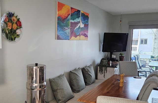 2br, 2 bath {newly renovated} tennis-lovers cottage 0.5 miles from the beach!