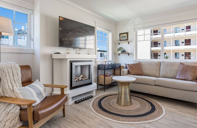 2BR 2BA Alki Beach Dream Location with Patio, Barbecue and Balcony