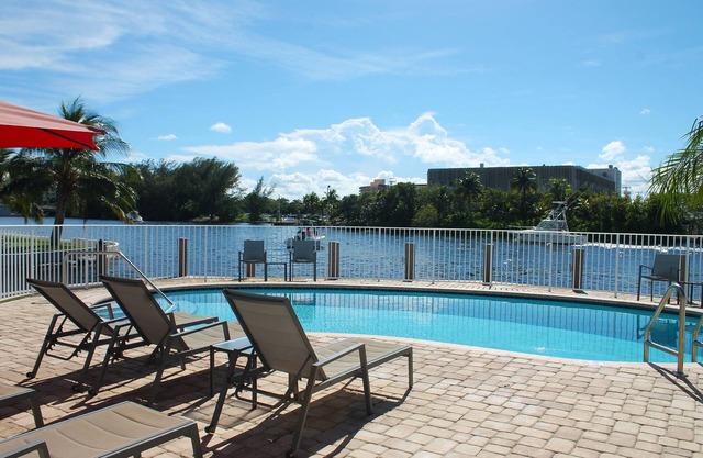 2BR 2BA Intracoastal sunsets, walk to the beach