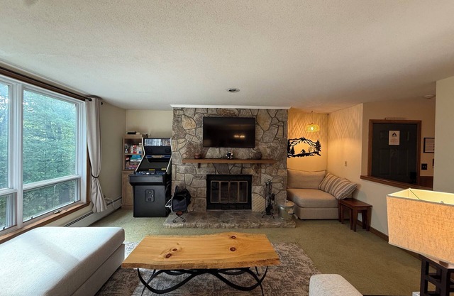 ⛷️2BR/2BA on Mount Snow - Ski On/Ski Off⛷️