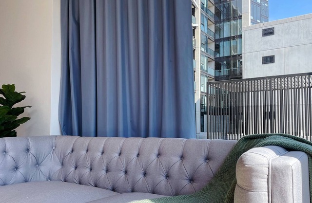 2BR CBD Apartment! Free Parking & Swimming Pool!