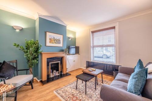2BR Character Home Minutes from Windsor, Private Garden