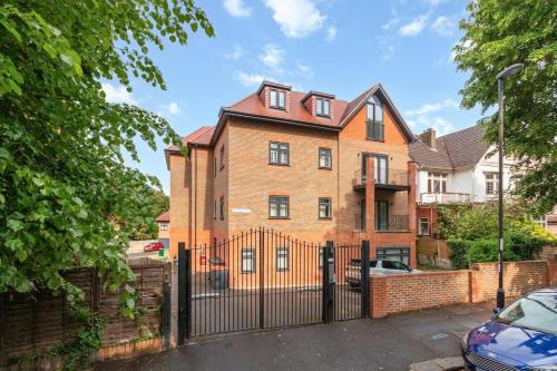 2BR, CR2, Contractors, Parking, Close to station