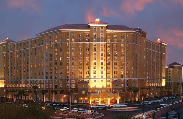 2br Deluxe Grand Desert Condo w/Las Vegas attractions!