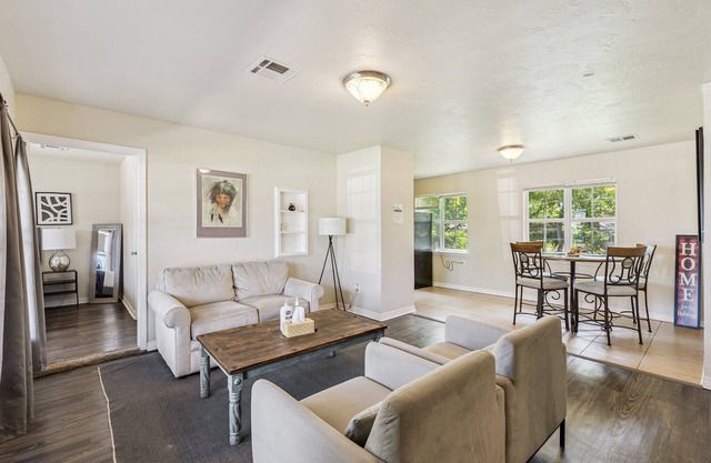2BR Family Getaway with WiFi + Smart TV | 15 Mins to OKC State Fair | #TA