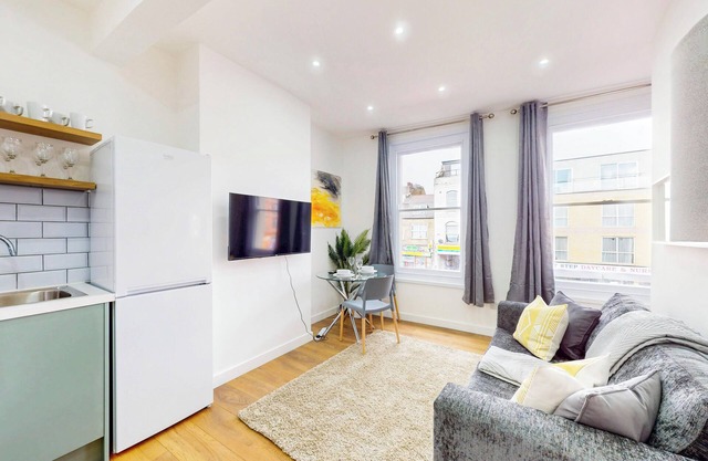 2BR Flat 5 Min Walk to New Cross Station