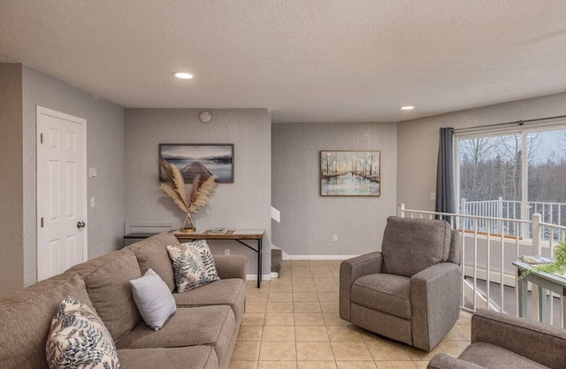 2BR Lakeside Bungalow Haven