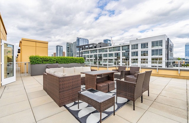 2BR Penthouse | Deck, Gym | Bellevue | Sophari B