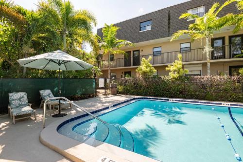 2BR Stylish Retreat with BBQ Pool & Beach