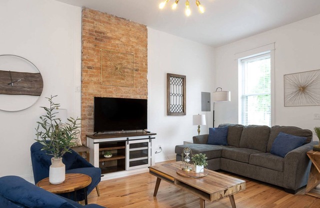 2BR Townhome – Free Parking/Minutes to Stadiums