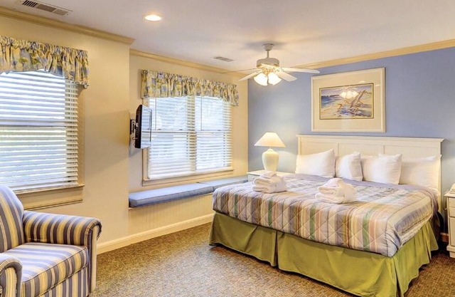 2BR townhome in Palmetto Dunes with pool, beach access, and serene lagoon views