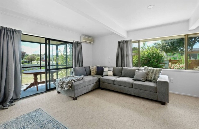 2BR Unit 900m to Town & Beach!
