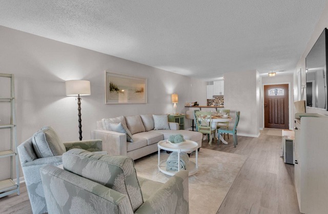 2BR Waterfront Condo w/Pool access, Dock, Patio Views & 3 Miles from LEGOLAND