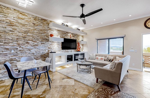 2nd-floor condo with fireplace, patio, pool, hot tub, mini golf, BBQ area, & AC