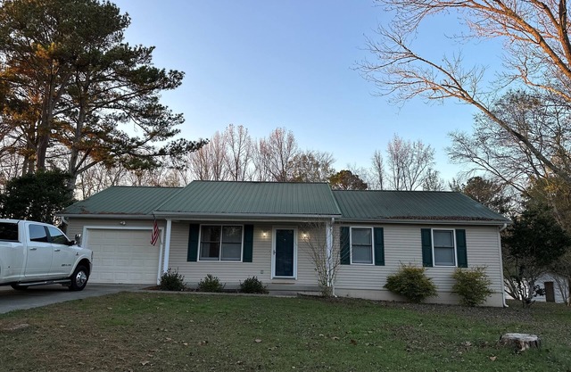 3-5 mins from Goose Pond boat ramps, clean, inviting and many 5 star reviews!