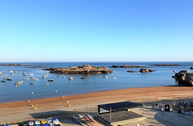 3* Apartment with balcony and parking facing Trégastel beach