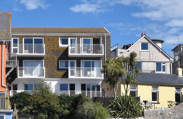 3 BAY VIEW COURT, family friendly in Lyme Regis
