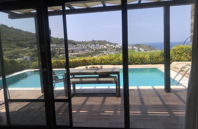 3 bd 2 bth 5 min to Gumusluk Beach. Epic Sunsets & View, Private Pool, Garden