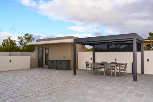 3 bd, 2 bth penthouse rooftop, 10mns walk to beach