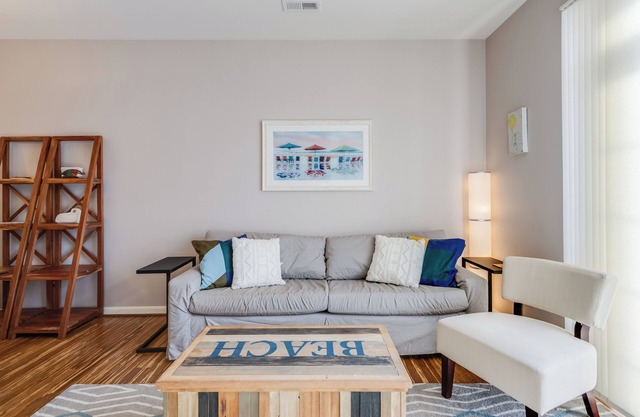 3-bdrm condo in Rehoboth Beach: close to beach & outlets, fitness room, pool.