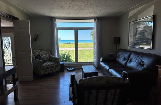 3 Bed 2 bath ~ Bluepoint Home on Lake Huron. 20 mins to Sarnia & Bridge to USA