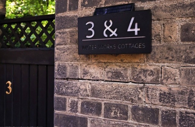 3-Bed Cottage, Sleeps 8, Walk to Thames, Garden