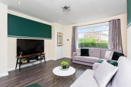 3-Bed Edinburgh Abode - Parking and Garden