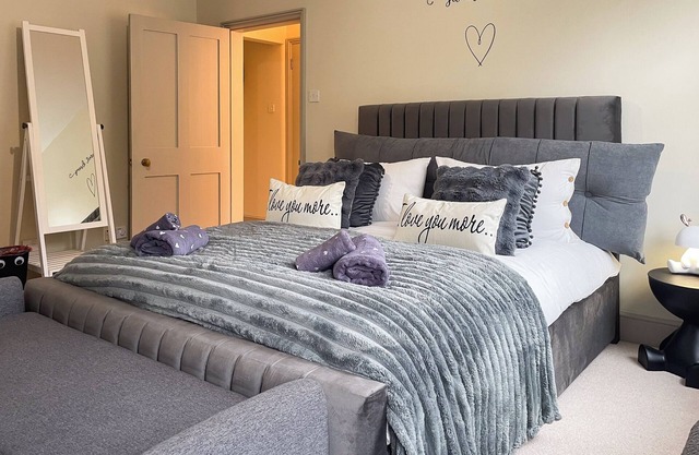 3-Bed gem in the heart of Bath with Bath Abbey views. Sleeps 8