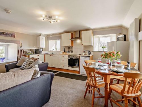 3 Bed in Cosheston 90732