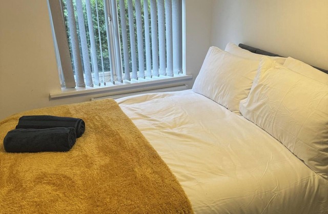 3 Bed-Sleeps 5- Garden-Pets-Parking