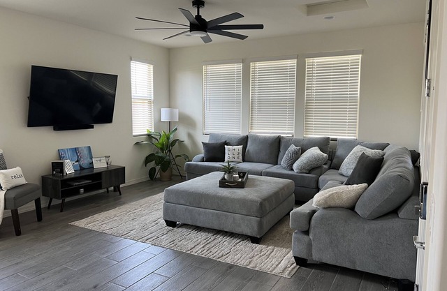 3 Bedroom 2.5 Bath - Sleeps up to 6 - Modern Perfect for Hosting