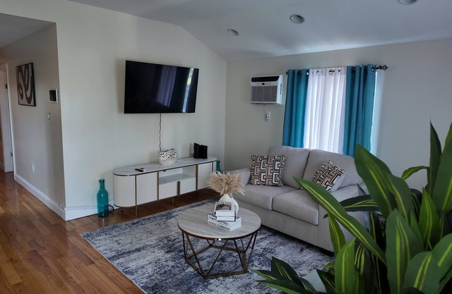 3-bedroom 2BR apartment in fabulous Queens CLOSE TO JFK