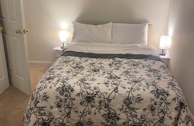 3-bedroom, 4 beds in pleasant Silver Spring with Free parking,Bus Stop next door