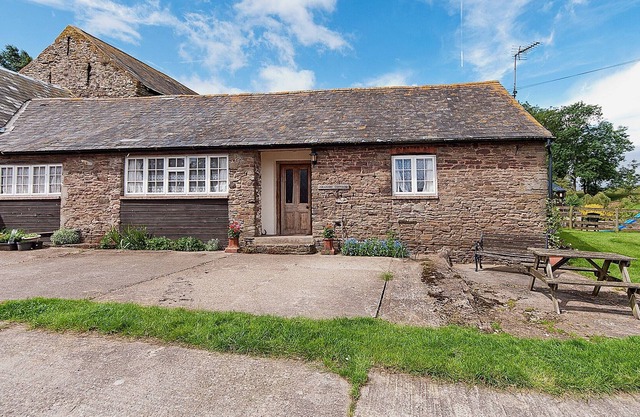 3 bedroom accommodation in Llantilio Pertholey, near Abergavenny