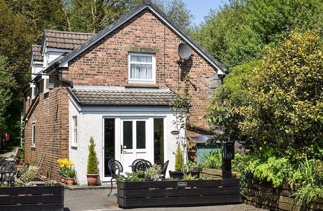 3 bedroom accommodation in Cwmbach