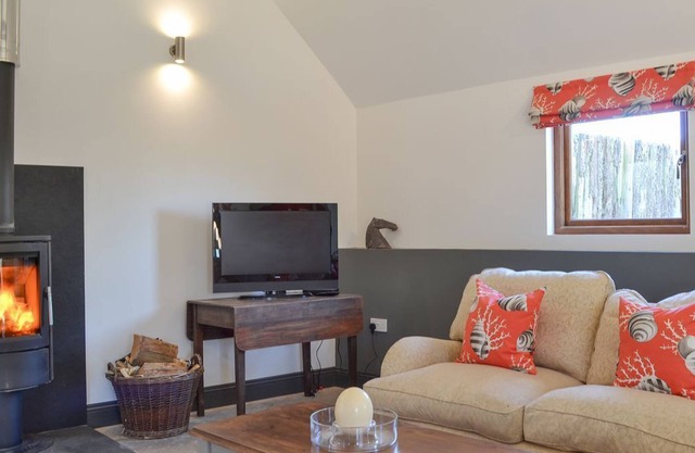 3 bedroom accommodation in Midgham, near Fordingbridge