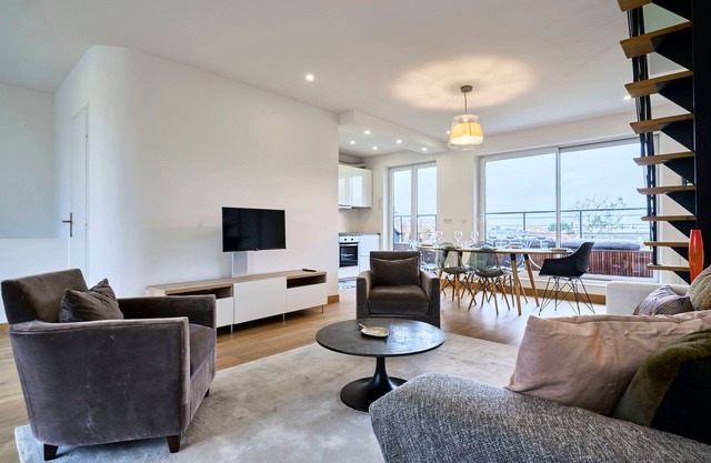 3 bedroom apartment with balcony